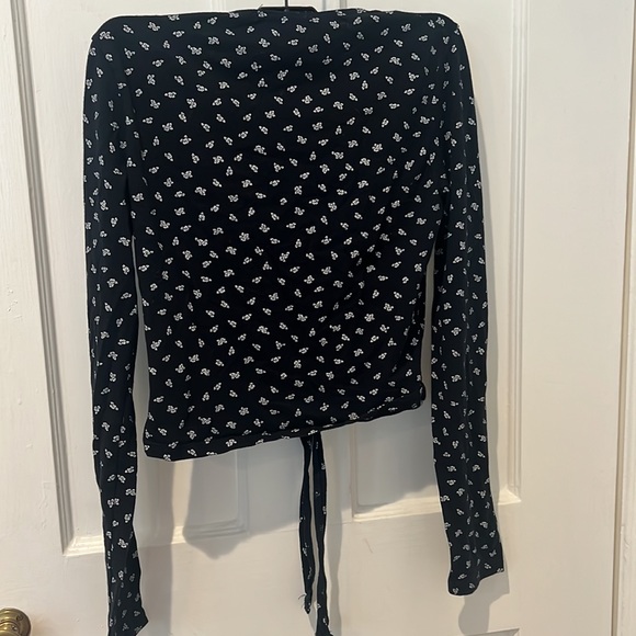 Brandy Melville Navy Blue Floral Long Sleeve Tie Front Coco Wrap Top One Size - Picture 4 of 6